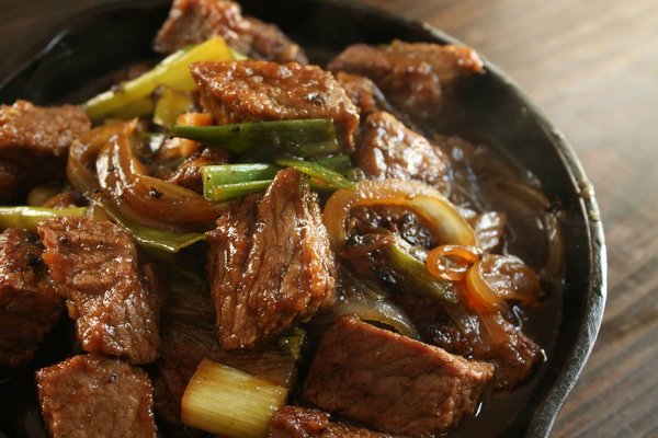 Quels conseils pour un boeuf bourguignon avec une viande fondante et une sauce onctueuse?