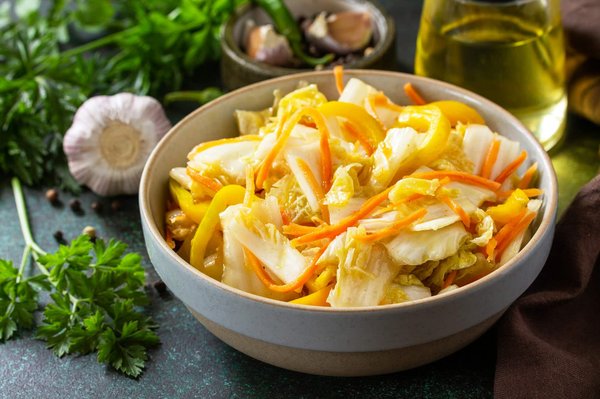 Comment faire fermenter du kimchi maison avec des légumes variés?